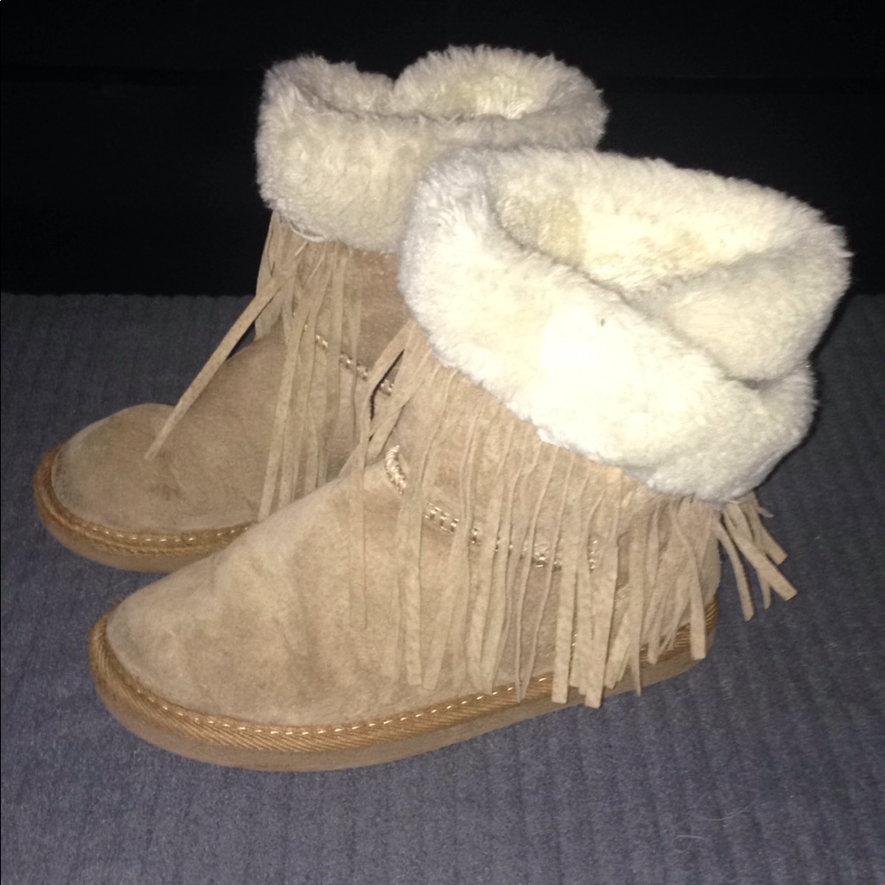 LAM size 4 super cute boots w tassels